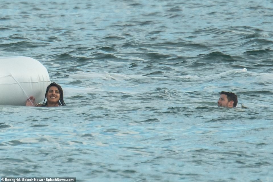 Priyanka Chopra mừng sinh nhật bên chồng kém tuổi - 4 Priyanka Chopra mừng sinh nhật bên chồng kém tuổi - 4