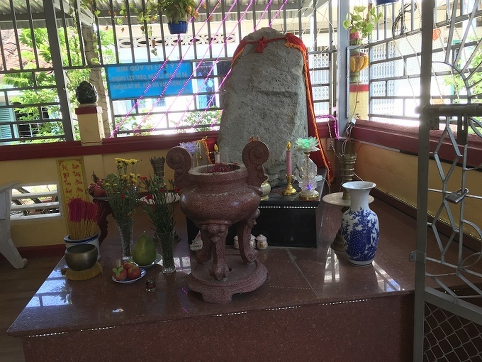 Sự thật về tảng đá nổi được trăm người tranh nhau vái lạy ở Long An - 4 Sự thật về tảng đá nổi được trăm người tranh nhau vái lạy ở Long An - 4