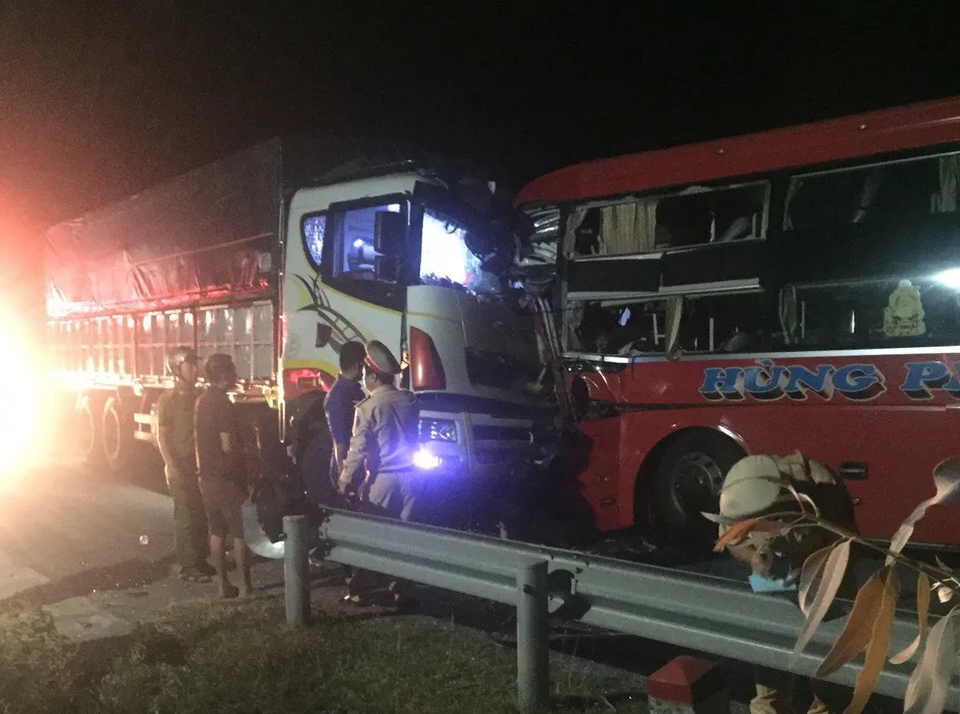 Xe khách đấu đầu xe tải, một người tử vong, 20 người bị thương - 3 Xe khách đấu đầu xe tải, một người tử vong, 20 người bị thương - 3