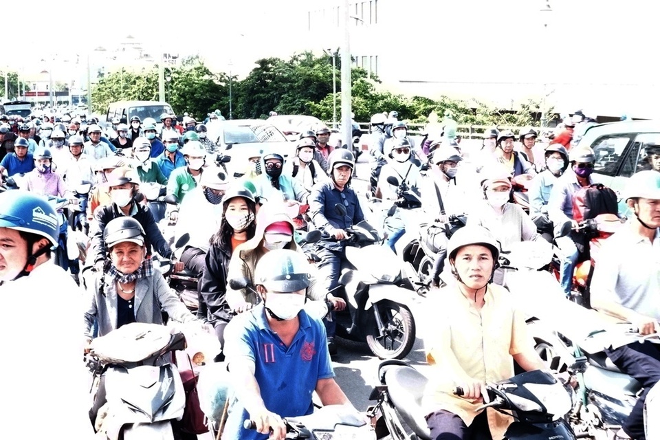 Hàng trăm người dừng xe trên cầu xem vớt thi thể, gây kẹt xe nghiêm trọng - 1 Hàng trăm người dừng xe trên cầu xem vớt thi thể, gây kẹt xe nghiêm trọng - 1