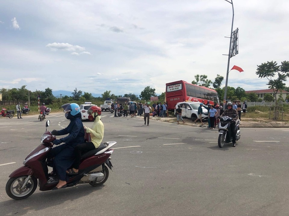 Xe giường nằm lùa ô tô 7 chỗ lên vỉa hè, 2 người bị thương nặng - 1 Xe giường nằm lùa ô tô 7 chỗ lên vỉa hè, 2 người bị thương nặng - 1