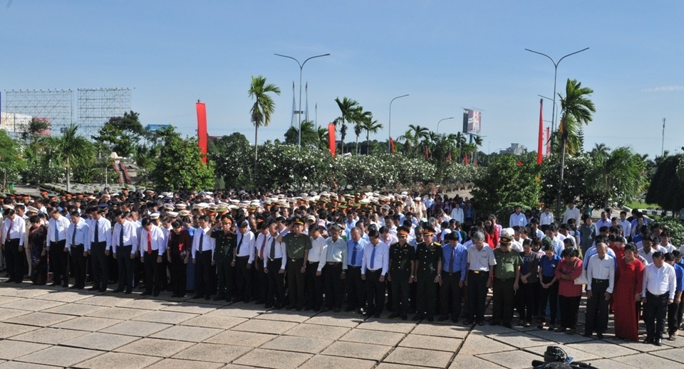 Chủ tịch Quốc hội Nguyễn Thị Kim Ngân viếng Nghĩa trang liệt sĩ Vĩnh Long - 4 Chủ tịch Quốc hội Nguyễn Thị Kim Ngân viếng Nghĩa trang liệt sĩ Vĩnh Long - 4