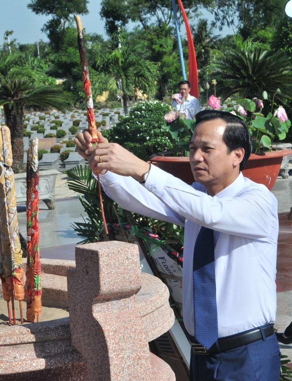 Chủ tịch Quốc hội Nguyễn Thị Kim Ngân viếng Nghĩa trang liệt sĩ Vĩnh Long - 8 Chủ tịch Quốc hội Nguyễn Thị Kim Ngân viếng Nghĩa trang liệt sĩ Vĩnh Long - 8