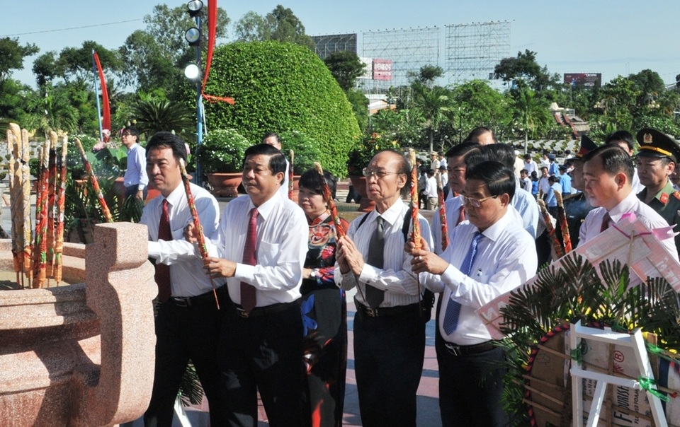 Chủ tịch Quốc hội Nguyễn Thị Kim Ngân viếng Nghĩa trang liệt sĩ Vĩnh Long - 9 Chủ tịch Quốc hội Nguyễn Thị Kim Ngân viếng Nghĩa trang liệt sĩ Vĩnh Long - 9
