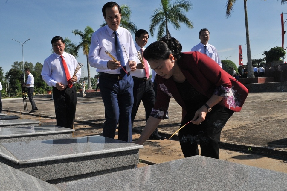 Chủ tịch Quốc hội Nguyễn Thị Kim Ngân viếng Nghĩa trang liệt sĩ Vĩnh Long - 10 Chủ tịch Quốc hội Nguyễn Thị Kim Ngân viếng Nghĩa trang liệt sĩ Vĩnh Long - 10