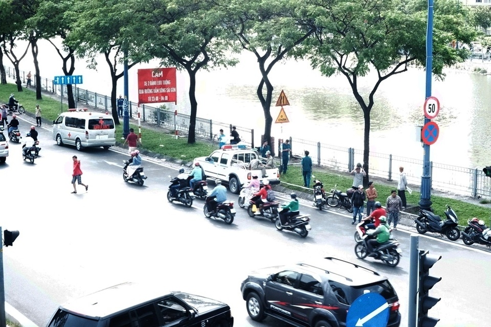 Hàng trăm người dừng xe trên cầu xem vớt thi thể, gây kẹt xe nghiêm trọng - 4 Hàng trăm người dừng xe trên cầu xem vớt thi thể, gây kẹt xe nghiêm trọng - 4