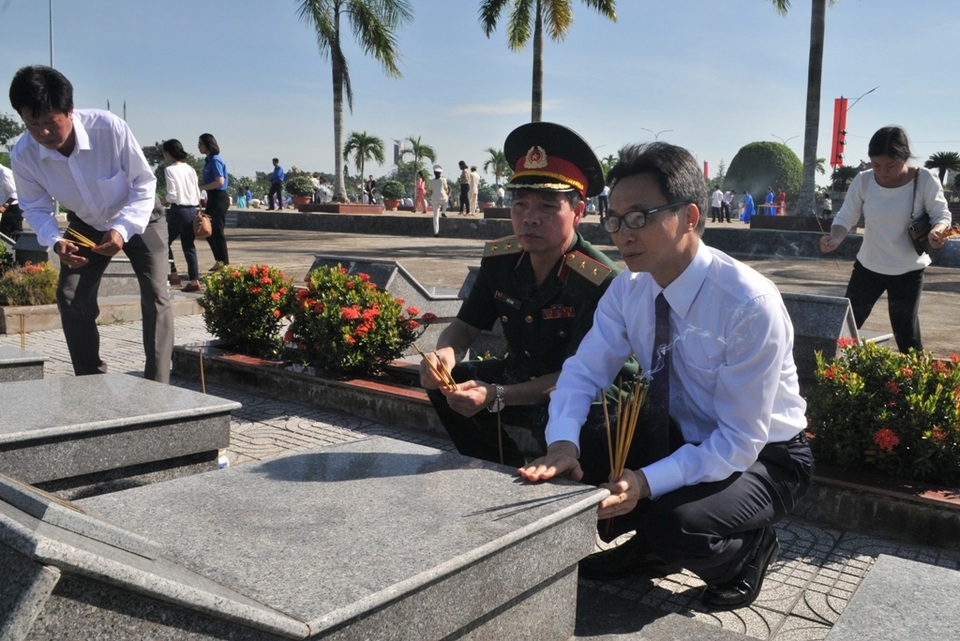 Chủ tịch Quốc hội Nguyễn Thị Kim Ngân viếng Nghĩa trang liệt sĩ Vĩnh Long - 11 Chủ tịch Quốc hội Nguyễn Thị Kim Ngân viếng Nghĩa trang liệt sĩ Vĩnh Long - 11