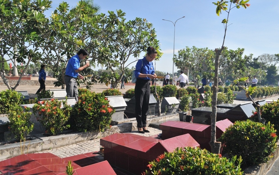 Chủ tịch Quốc hội Nguyễn Thị Kim Ngân viếng Nghĩa trang liệt sĩ Vĩnh Long - 14 Chủ tịch Quốc hội Nguyễn Thị Kim Ngân viếng Nghĩa trang liệt sĩ Vĩnh Long - 14
