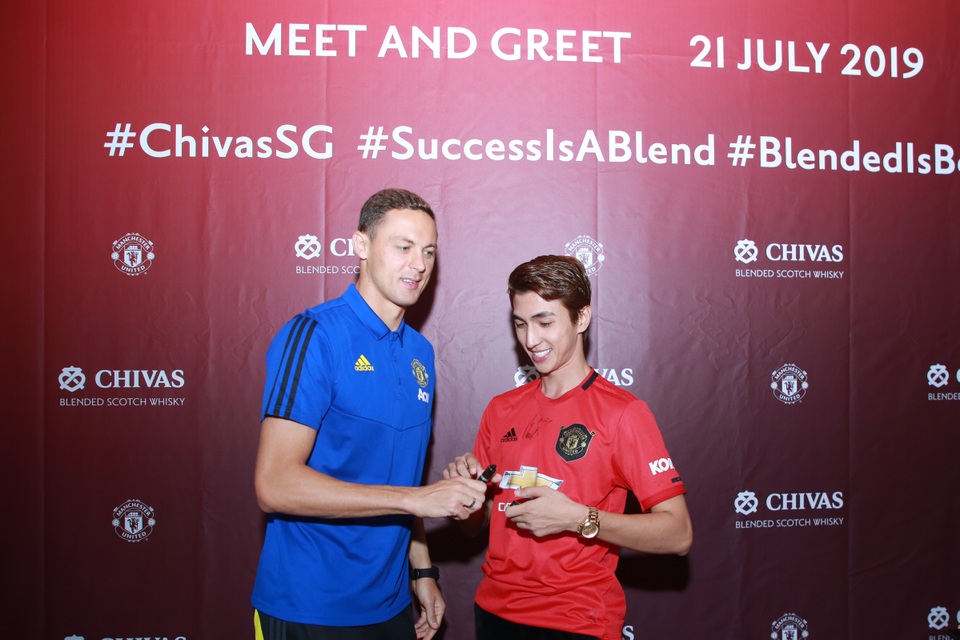 Diễn viên Bình An phấn khích khi được sao MU ký lên ngực áo - 1