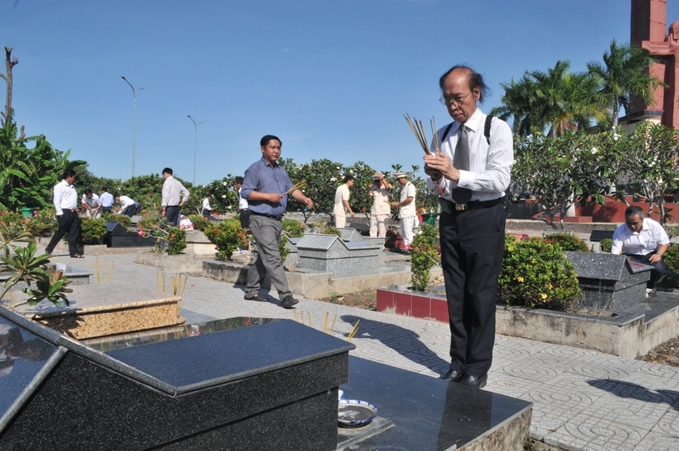 Chủ tịch Quốc hội Nguyễn Thị Kim Ngân viếng Nghĩa trang liệt sĩ Vĩnh Long - 13 Chủ tịch Quốc hội Nguyễn Thị Kim Ngân viếng Nghĩa trang liệt sĩ Vĩnh Long - 13