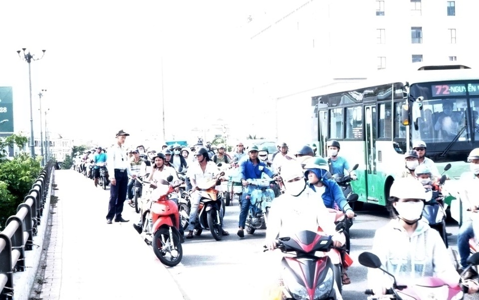 Hàng trăm người dừng xe trên cầu xem vớt thi thể, gây kẹt xe nghiêm trọng - 2 Hàng trăm người dừng xe trên cầu xem vớt thi thể, gây kẹt xe nghiêm trọng - 2