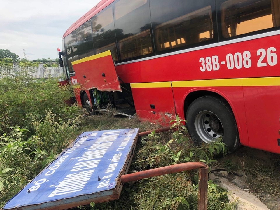 Xe giường nằm lùa ô tô 7 chỗ lên vỉa hè, 2 người bị thương nặng - 2 Xe giường nằm lùa ô tô 7 chỗ lên vỉa hè, 2 người bị thương nặng - 2