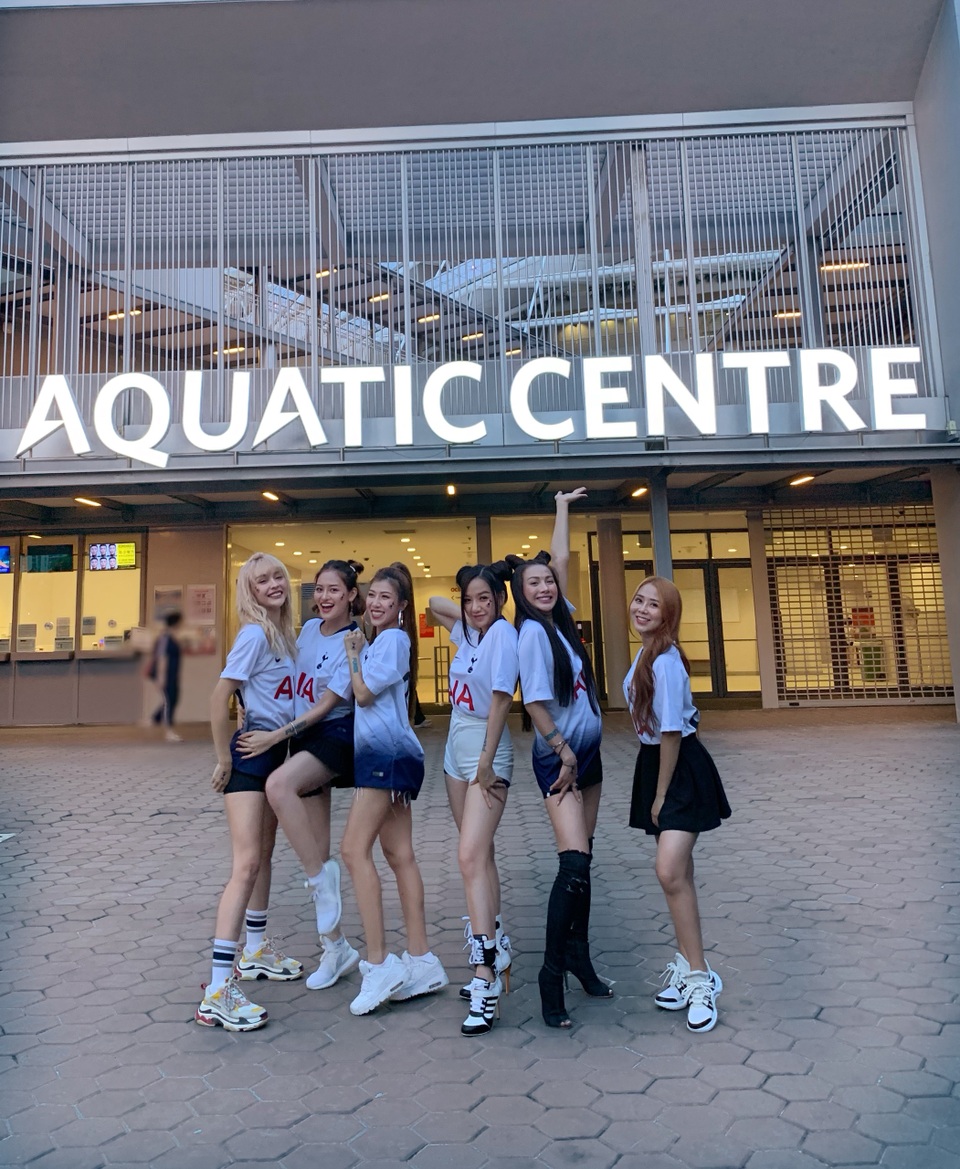 Yaya Trương Nhi cùng Băng Di, MLee, Trang Pháp sang Singapore cổ vũ bóng đá - 2