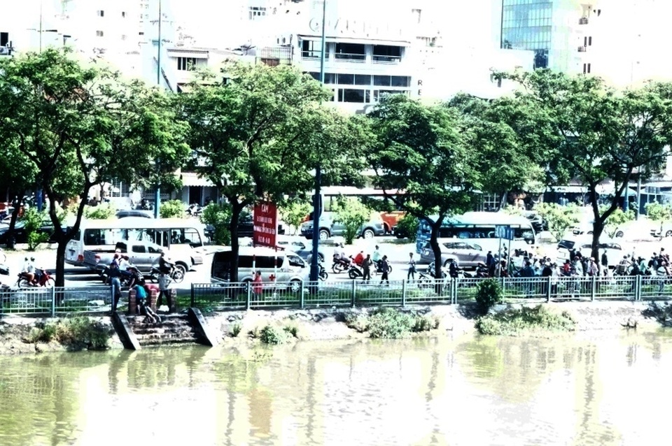 Hàng trăm người dừng xe trên cầu xem vớt thi thể, gây kẹt xe nghiêm trọng - 3 Hàng trăm người dừng xe trên cầu xem vớt thi thể, gây kẹt xe nghiêm trọng - 3