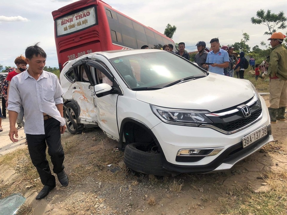 Xe giường nằm lùa ô tô 7 chỗ lên vỉa hè, 2 người bị thương nặng - 3 Xe giường nằm lùa ô tô 7 chỗ lên vỉa hè, 2 người bị thương nặng - 3