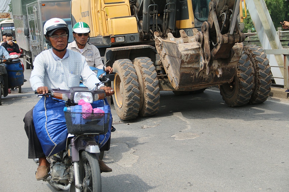 Mặt cầu cửa ngõ Hà Nội nham nhở sống trâu, ổ gà - 8 Mặt cầu cửa ngõ Hà Nội nham nhở sống trâu, ổ gà - 8