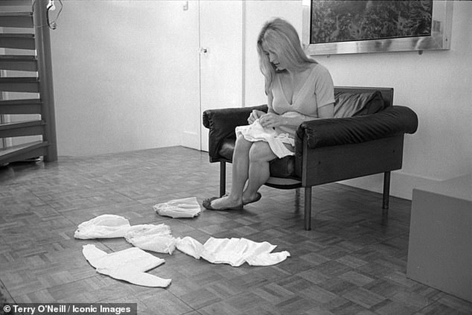 Nữ diễn viên xấu số Sharon Tate trong những khuôn hình cuối cùng trước bi kịch định mệnh - 6 Nữ diễn viên xấu số Sharon Tate trong những khuôn hình cuối cùng trước bi kịch định mệnh - 6