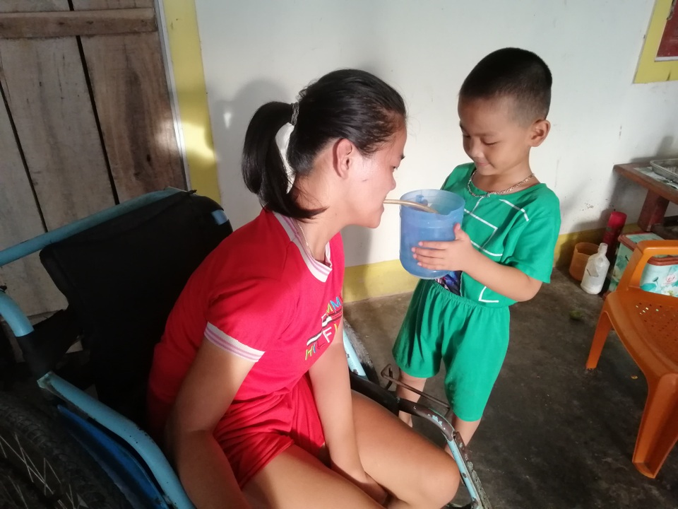 Xót xa đôi vợ chồng nghèo, con trai bỏ giảng đường đại học để ở nhà chăm chị tàn tật - 8 Xót xa đôi vợ chồng nghèo, con trai bỏ giảng đường đại học để ở nhà chăm chị tàn tật - 8