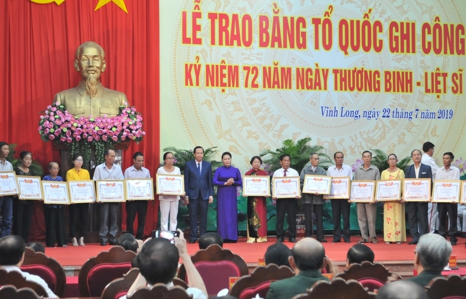 Bộ trưởng Đào Ngọc Dung: Không yên lòng khi nhiều liệt sĩ chưa tìm được hài cốt... - 1 Bộ trưởng Đào Ngọc Dung: Không yên lòng khi nhiều liệt sĩ chưa tìm được hài cốt... - 1