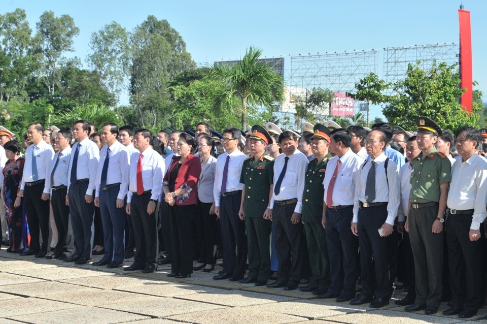 Chủ tịch Quốc hội Nguyễn Thị Kim Ngân viếng Nghĩa trang liệt sĩ Vĩnh Long - 3 Chủ tịch Quốc hội Nguyễn Thị Kim Ngân viếng Nghĩa trang liệt sĩ Vĩnh Long - 3