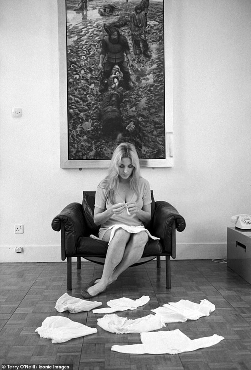 Nữ diễn viên xấu số Sharon Tate trong những khuôn hình cuối cùng trước bi kịch định mệnh - 8 Nữ diễn viên xấu số Sharon Tate trong những khuôn hình cuối cùng trước bi kịch định mệnh - 8