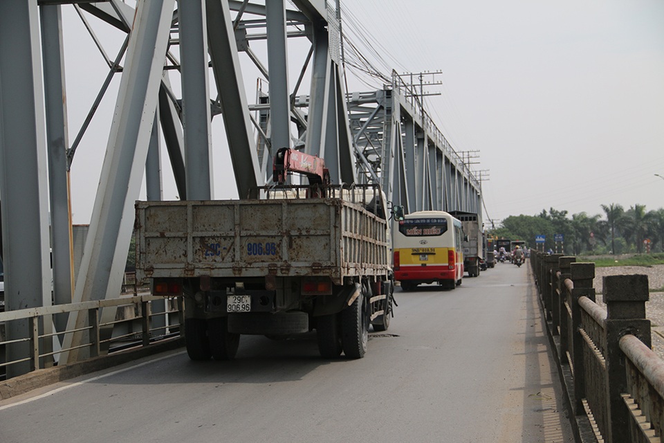 Mặt cầu cửa ngõ Hà Nội nham nhở sống trâu, ổ gà - 11 Mặt cầu cửa ngõ Hà Nội nham nhở sống trâu, ổ gà - 11