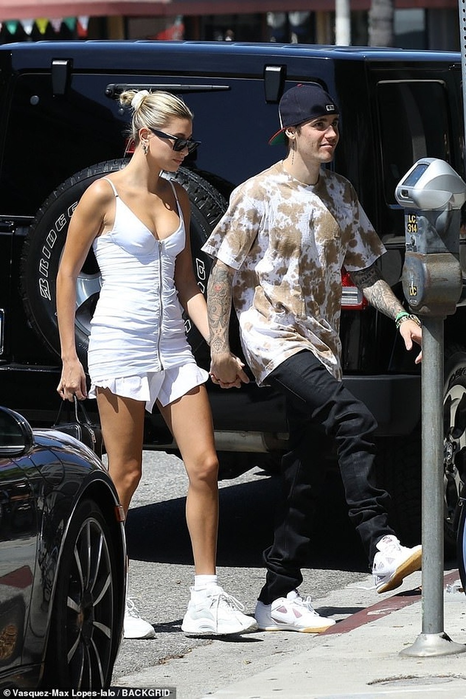 Hailey Baldwin khoe ngực gợi cảm đi ăn cùng Justin Bieber - 1 Hailey Baldwin khoe ngực gợi cảm đi ăn cùng Justin Bieber - 1