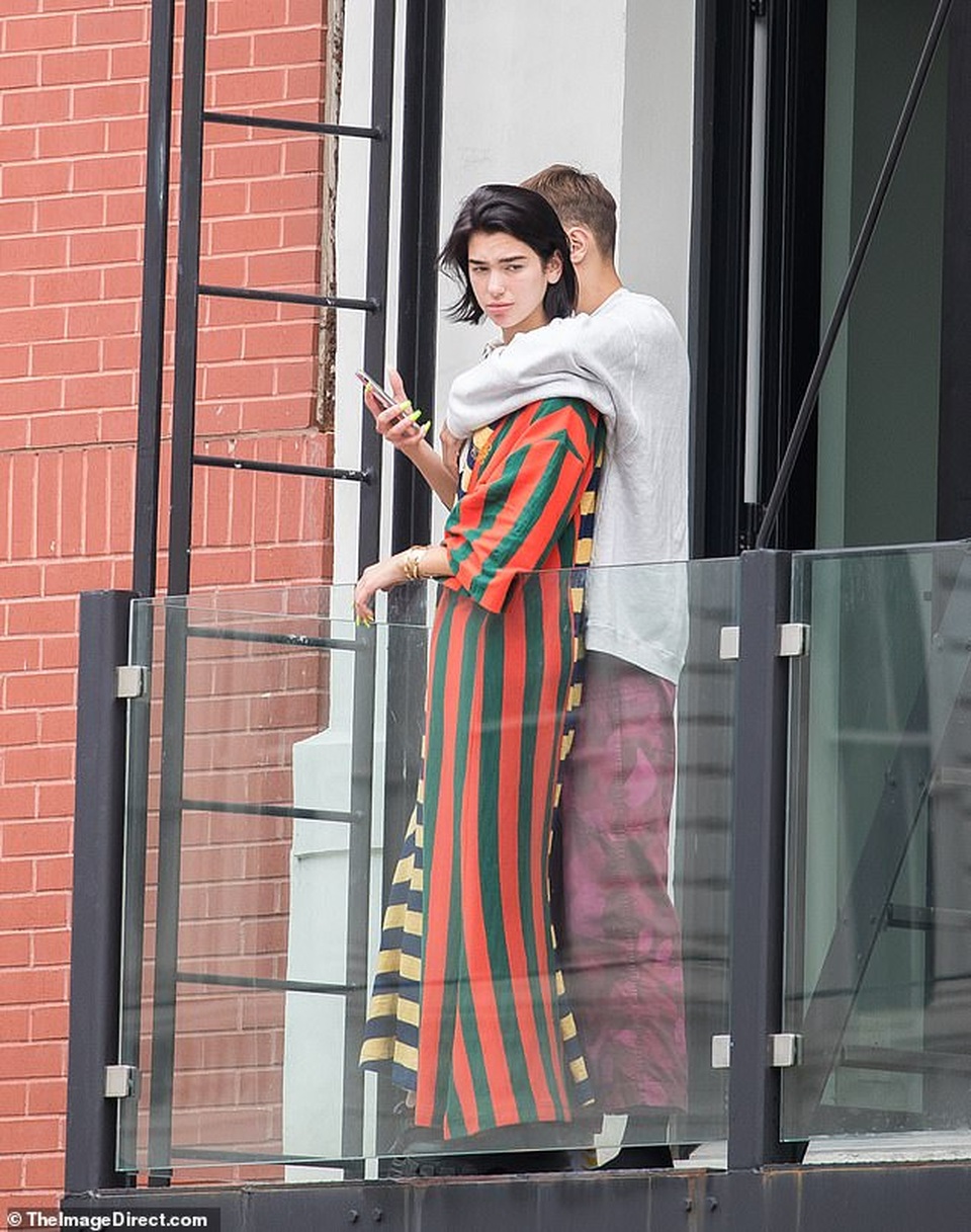 Anwar Hadid và Dua Lipa quấn quýt không rời - 5