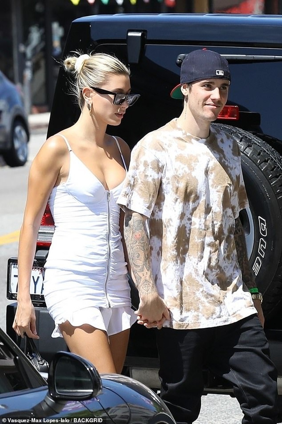 Hailey Baldwin khoe ngực gợi cảm đi ăn cùng Justin Bieber - 3 Hailey Baldwin khoe ngực gợi cảm đi ăn cùng Justin Bieber - 3