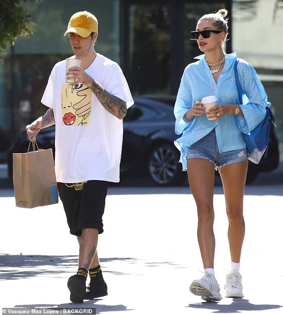 Hailey Baldwin khoe ngực gợi cảm đi ăn cùng Justin Bieber - 6 Hailey Baldwin khoe ngực gợi cảm đi ăn cùng Justin Bieber - 6