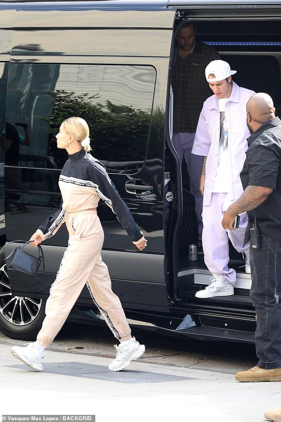 Hailey Baldwin khoe ngực gợi cảm đi ăn cùng Justin Bieber - 8 Hailey Baldwin khoe ngực gợi cảm đi ăn cùng Justin Bieber - 8