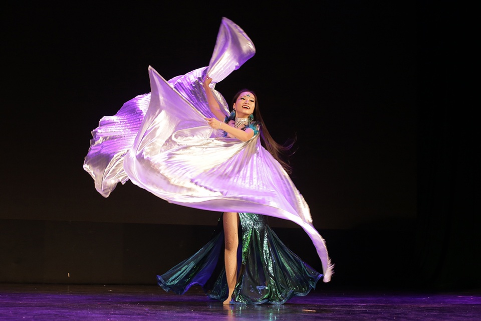 Không thể rời mắt trước đường cong quyến rũ của các vũ công bellydance - 1 Không thể rời mắt trước đường cong quyến rũ của các vũ công bellydance - 1