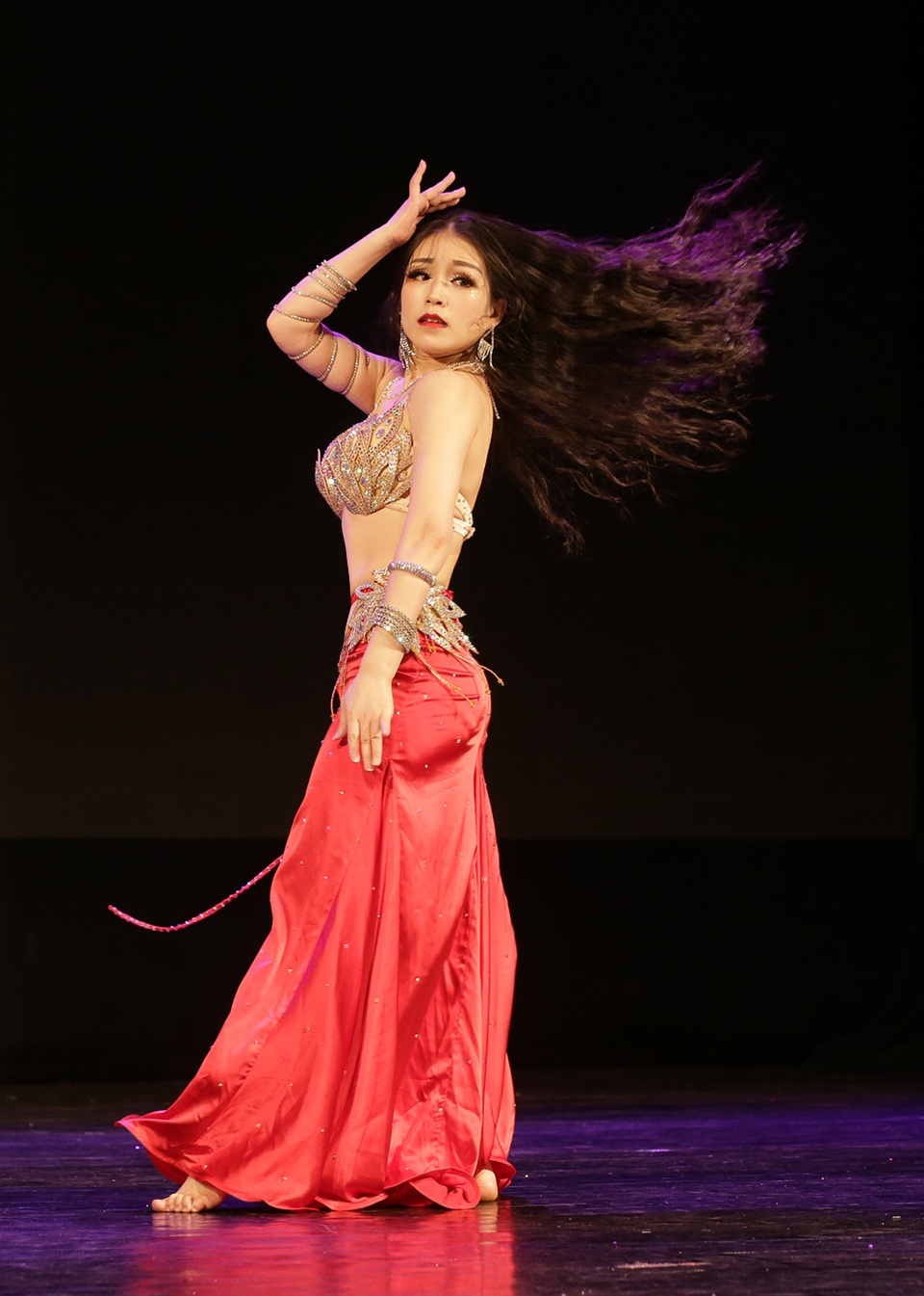 Không thể rời mắt trước đường cong quyến rũ của các vũ công bellydance - 2 Không thể rời mắt trước đường cong quyến rũ của các vũ công bellydance - 2