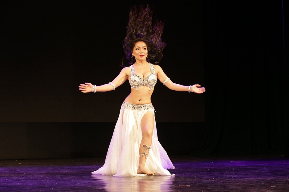 Không thể rời mắt trước đường cong quyến rũ của các vũ công bellydance - 3 Không thể rời mắt trước đường cong quyến rũ của các vũ công bellydance - 3