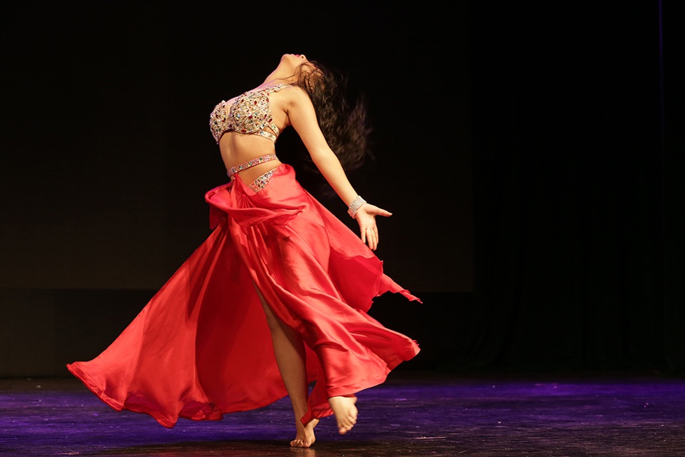 Không thể rời mắt trước đường cong quyến rũ của các vũ công bellydance - 4 Không thể rời mắt trước đường cong quyến rũ của các vũ công bellydance - 4