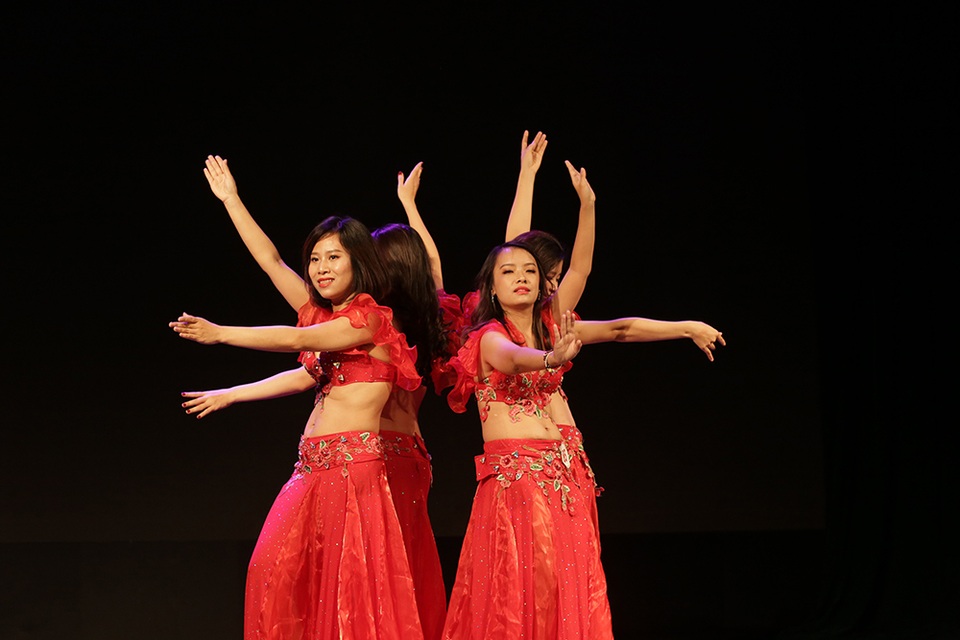 Không thể rời mắt trước đường cong quyến rũ của các vũ công bellydance - 6 Không thể rời mắt trước đường cong quyến rũ của các vũ công bellydance - 6