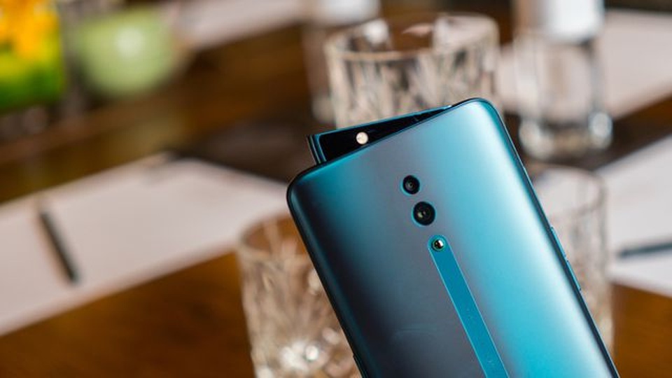 Điểm mặt những mẫu smartphone camera trượt đáng chú ý vừa ra mắt - 2 Điểm mặt những mẫu smartphone camera trượt đáng chú ý vừa ra mắt - 2