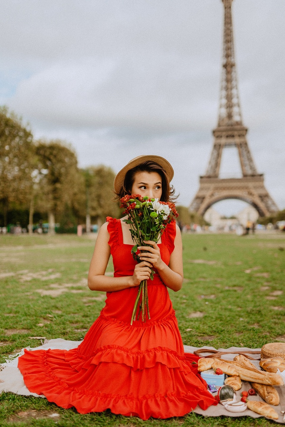 Á hậu Hoàng Oanh mang nón lá Việt thả dáng bên tháp Eiffel - 13 Á hậu Hoàng Oanh mang nón lá Việt thả dáng bên tháp Eiffel - 13