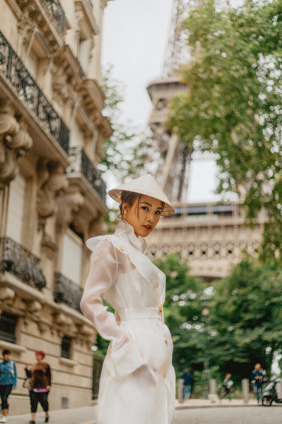 Á hậu Hoàng Oanh mang nón lá Việt thả dáng bên tháp Eiffel - 7 Á hậu Hoàng Oanh mang nón lá Việt thả dáng bên tháp Eiffel - 7