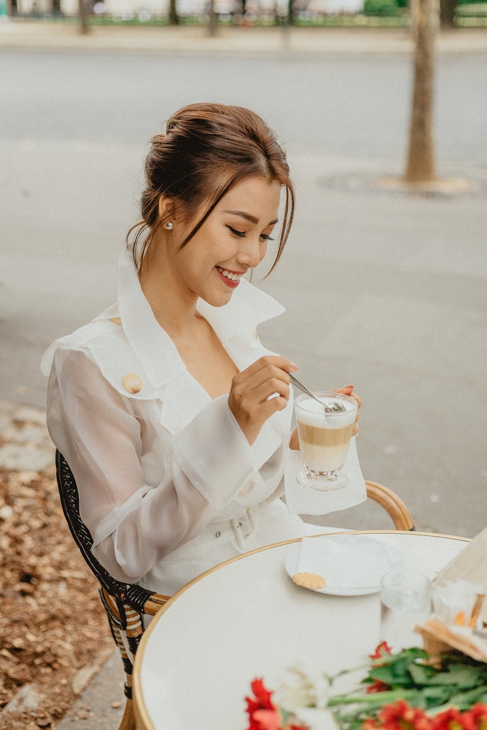 Á hậu Hoàng Oanh mang nón lá Việt thả dáng bên tháp Eiffel - 5 Á hậu Hoàng Oanh mang nón lá Việt thả dáng bên tháp Eiffel - 5