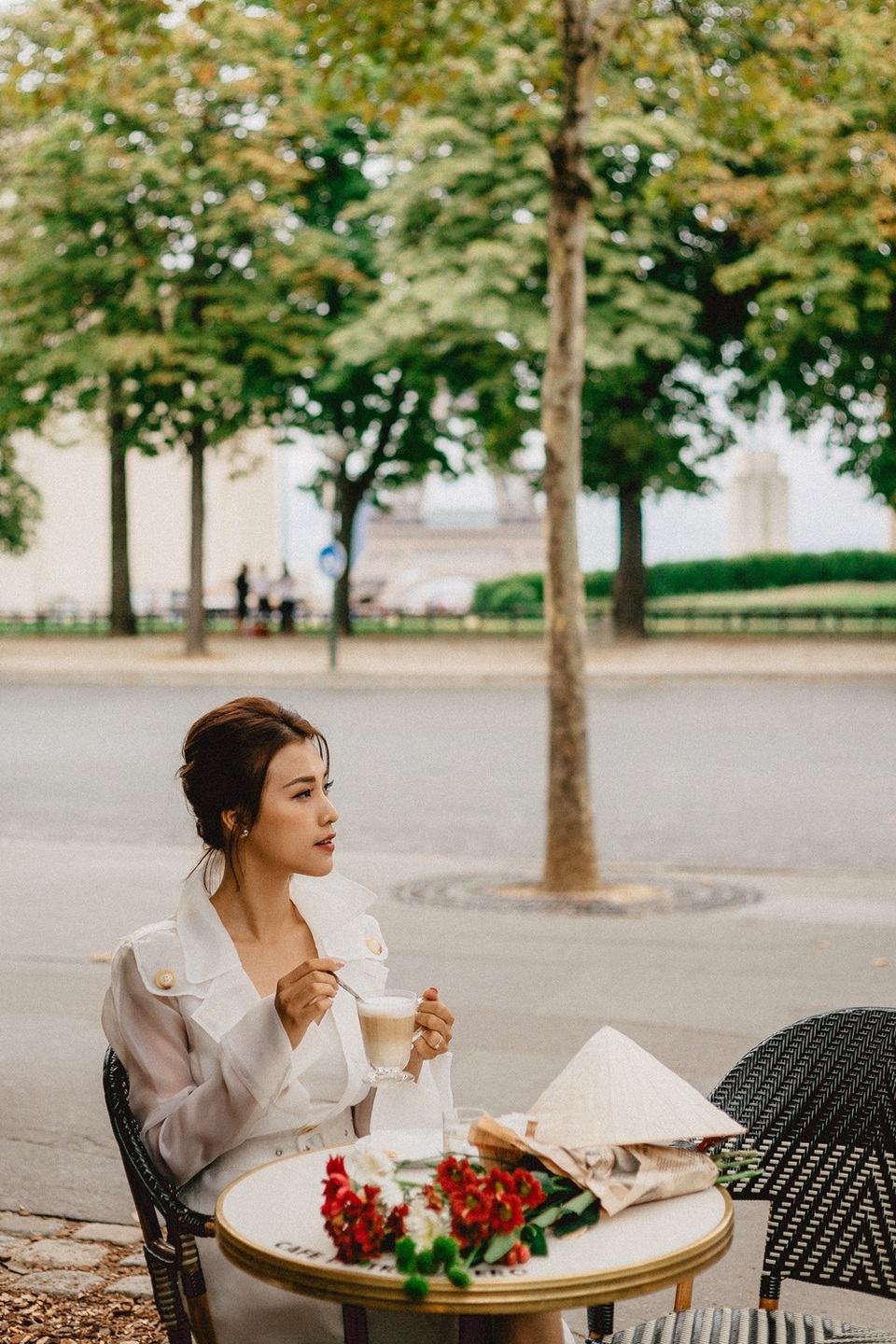 Á hậu Hoàng Oanh mang nón lá Việt thả dáng bên tháp Eiffel - 2 Á hậu Hoàng Oanh mang nón lá Việt thả dáng bên tháp Eiffel - 2
