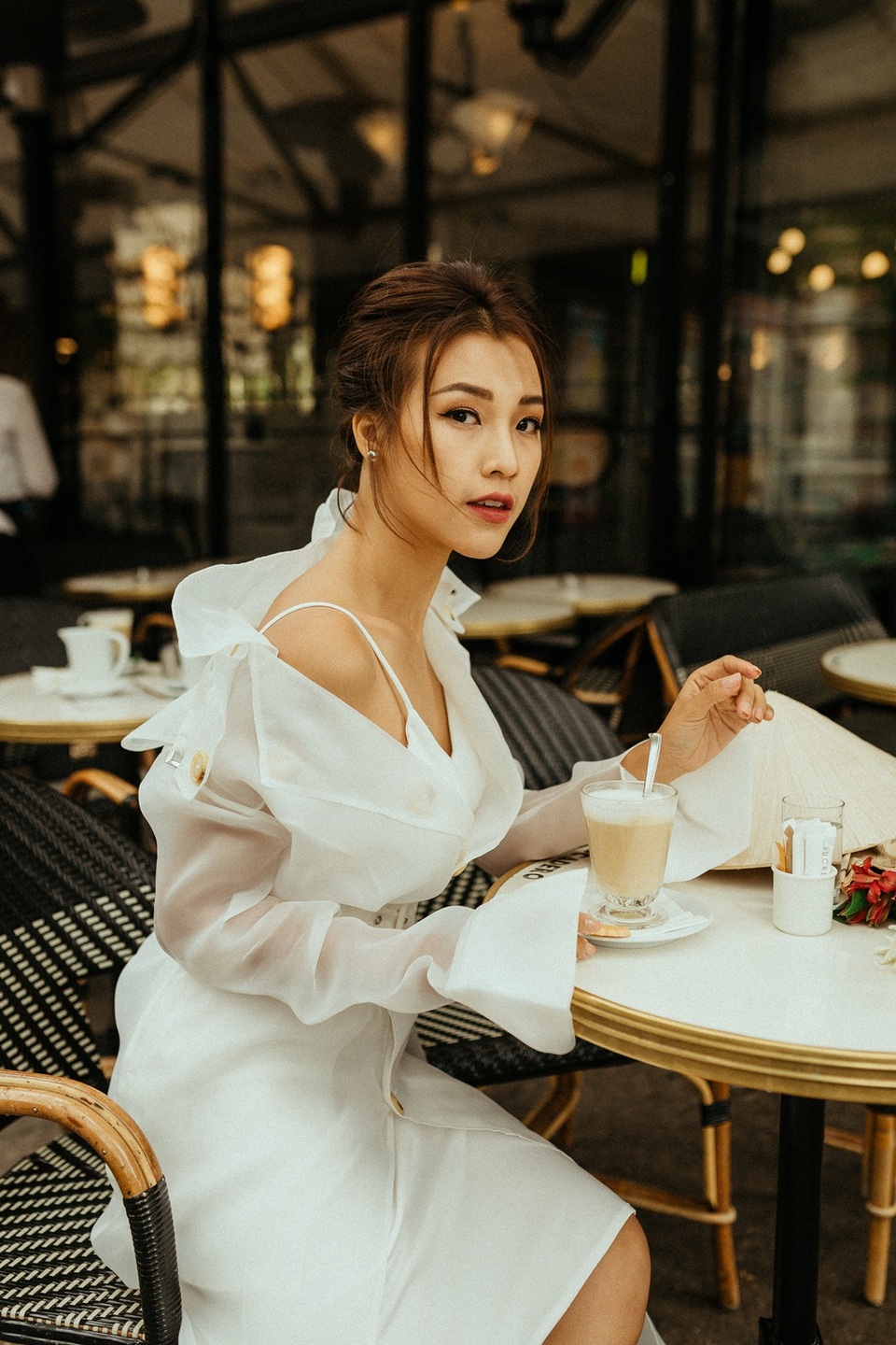Á hậu Hoàng Oanh mang nón lá Việt thả dáng bên tháp Eiffel - 4 Á hậu Hoàng Oanh mang nón lá Việt thả dáng bên tháp Eiffel - 4