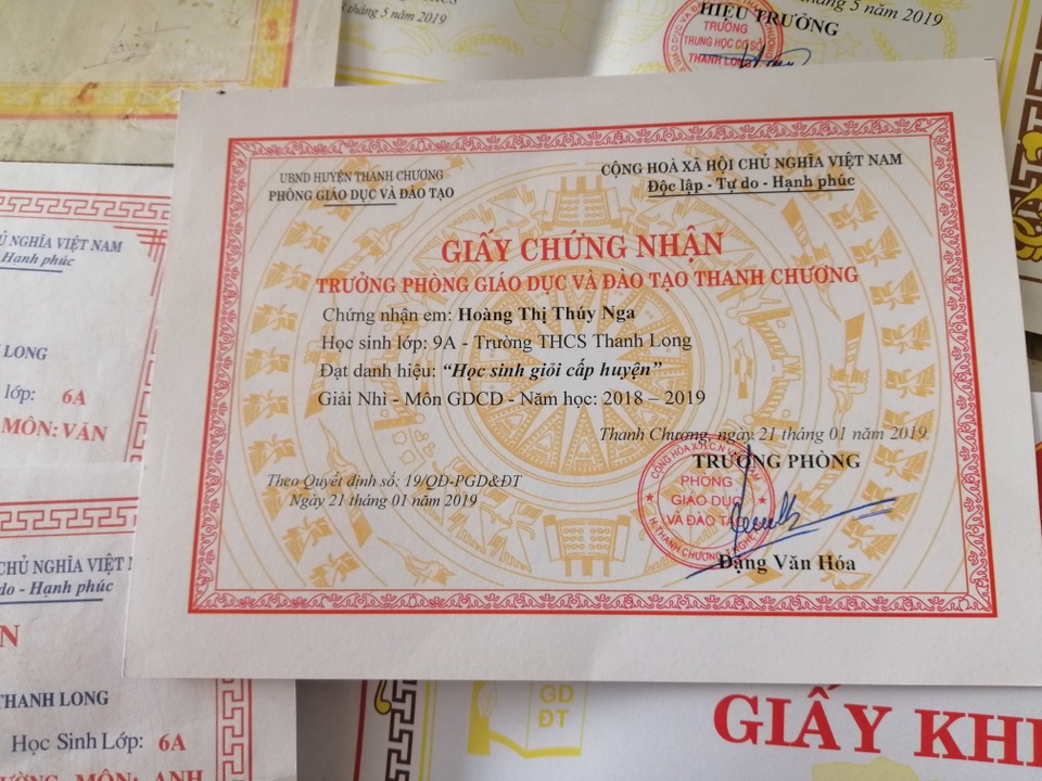 Xót xa đôi vợ chồng nghèo, con trai bỏ giảng đường đại học để ở nhà chăm chị tàn tật - 6 Xót xa đôi vợ chồng nghèo, con trai bỏ giảng đường đại học để ở nhà chăm chị tàn tật - 6