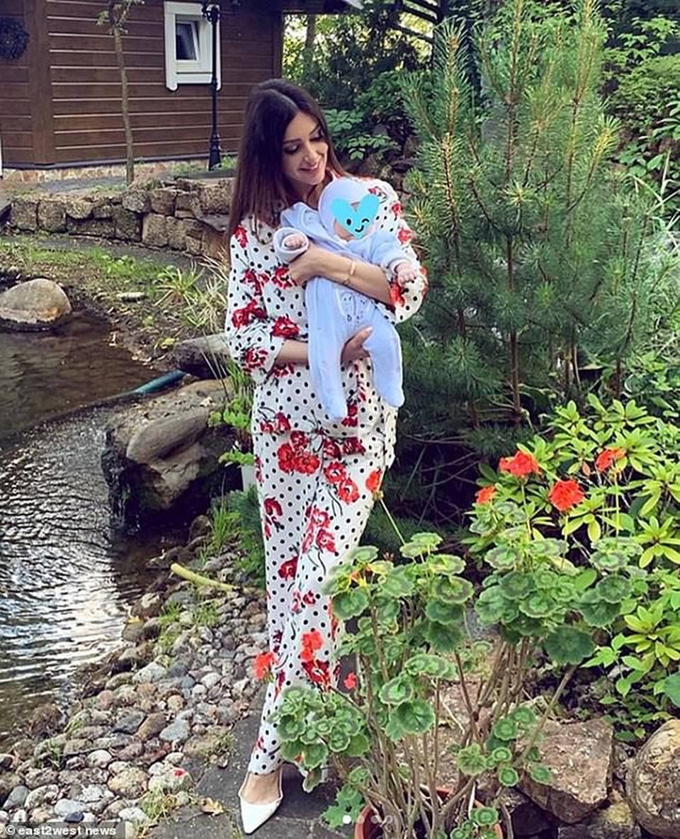 Người đẹp Nga khoe con giữa nghi vấn con trai không phải của cựu vương Malaysia - 1