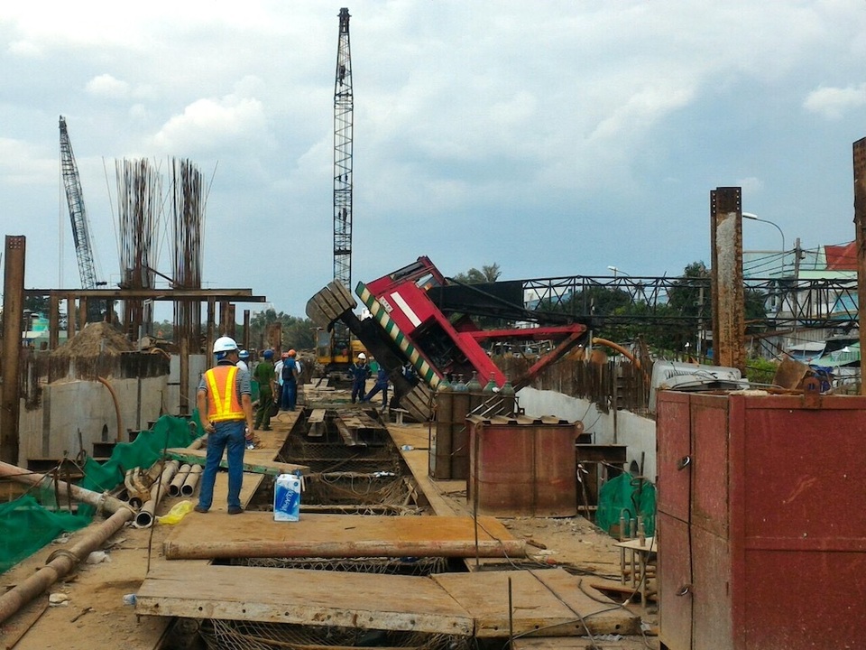 Cần cẩu tại dự án chống ngập 10.000 tỷ sập vào nhà dân - 1