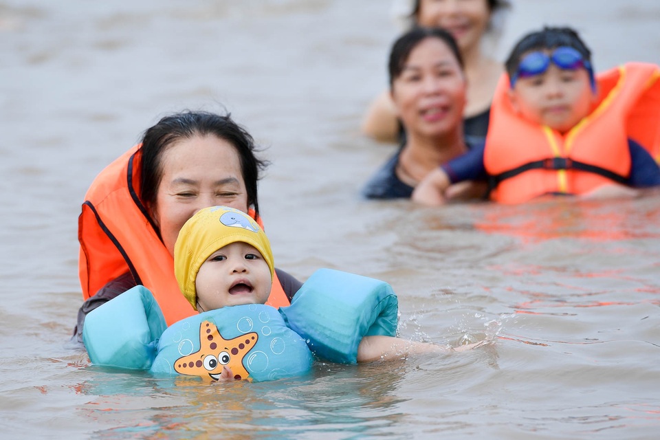 Bất chấp biển cấm, hàng trăm người đổ ra bãi cát ven sông Hồng tắm giải nhiệt - 7 Bất chấp biển cấm, hàng trăm người đổ ra bãi cát ven sông Hồng tắm giải nhiệt - 7