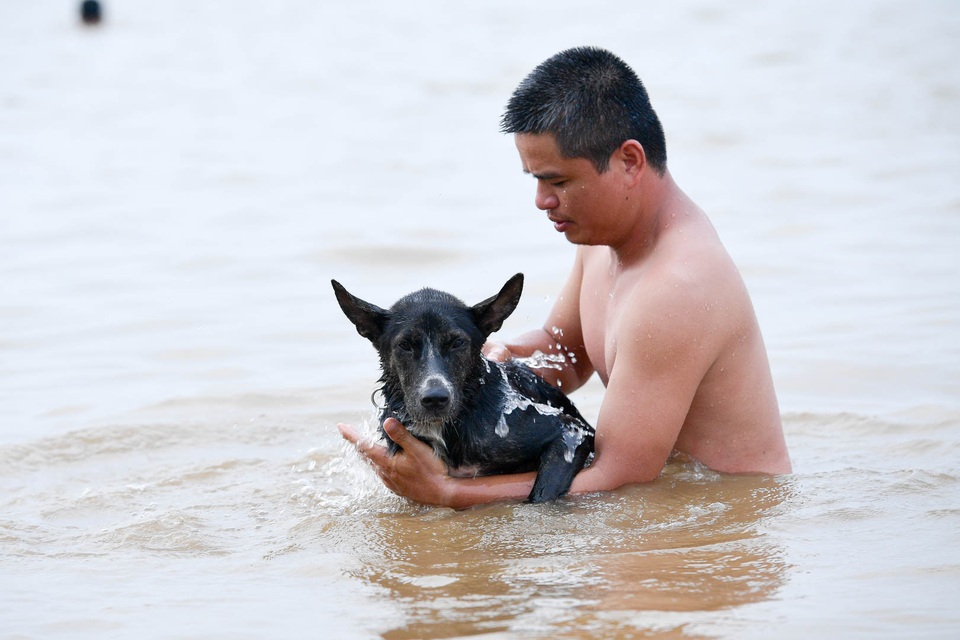 Bất chấp biển cấm, hàng trăm người đổ ra bãi cát ven sông Hồng tắm giải nhiệt - 12 Bất chấp biển cấm, hàng trăm người đổ ra bãi cát ven sông Hồng tắm giải nhiệt - 12