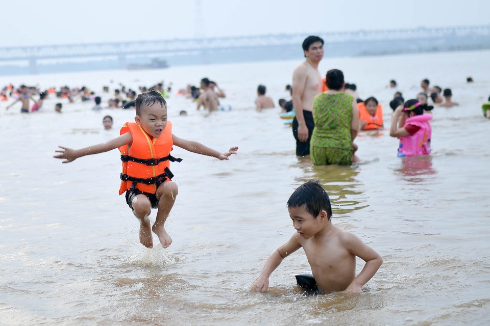 Bất chấp biển cấm, hàng trăm người đổ ra bãi cát ven sông Hồng tắm giải nhiệt - 6 Bất chấp biển cấm, hàng trăm người đổ ra bãi cát ven sông Hồng tắm giải nhiệt - 6