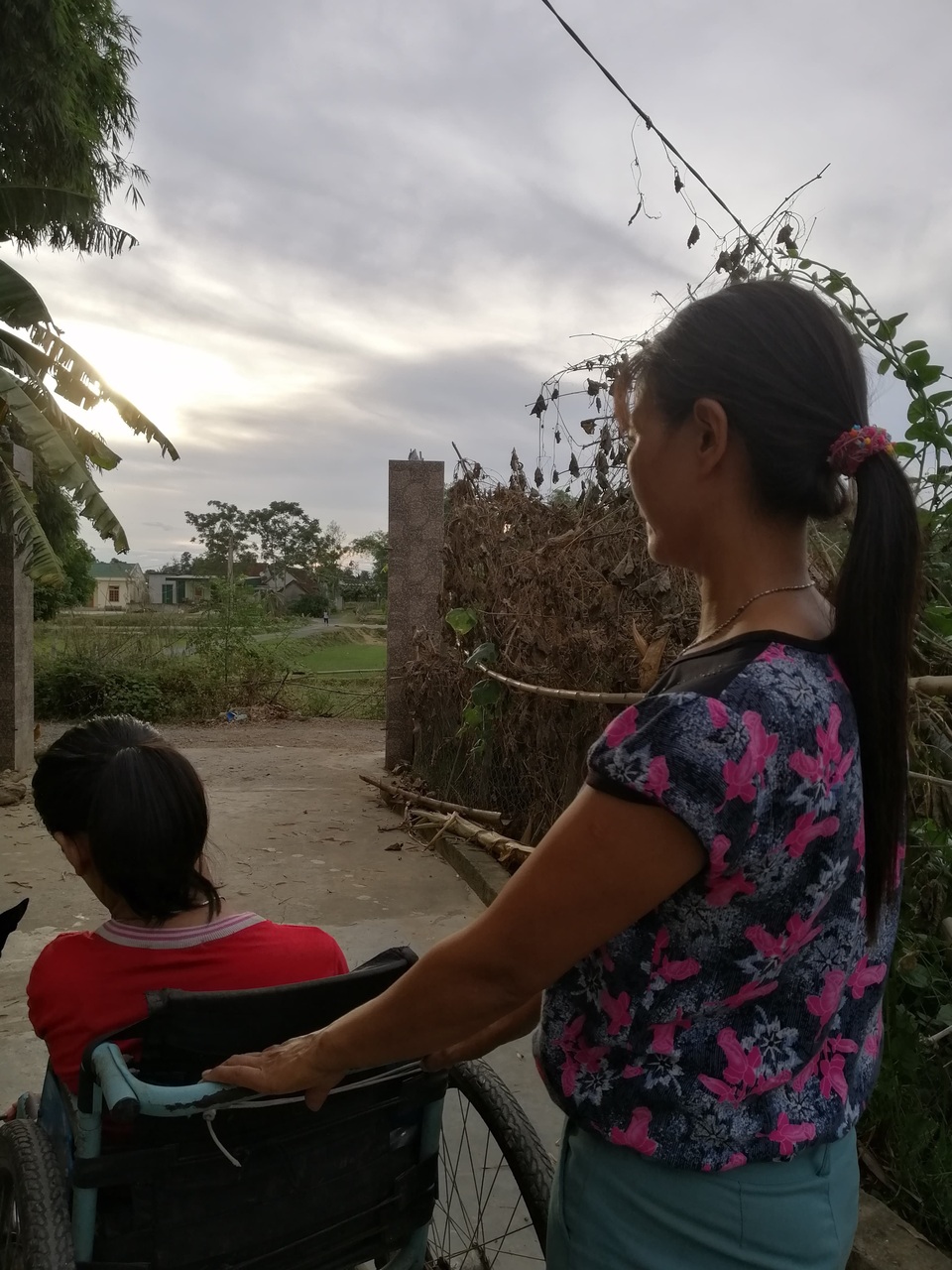 Xót xa đôi vợ chồng nghèo, con trai bỏ giảng đường đại học để ở nhà chăm chị tàn tật - 9 Xót xa đôi vợ chồng nghèo, con trai bỏ giảng đường đại học để ở nhà chăm chị tàn tật - 9