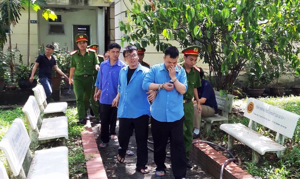 Băng cướp dùng mã tấu, hơi cay tấn công cảnh sát - 1 Băng cướp dùng mã tấu, hơi cay tấn công cảnh sát - 1